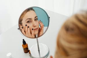 Discover 7 anti-aging tips to keep your skin youthful and glowing! From diet to skincare, learn natural ways to reduce wrinkles and boost radiance.