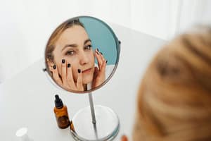 Discover 7 anti-aging tips to keep your skin youthful and glowing! From diet to skincare, learn natural ways to reduce wrinkles and boost radiance.